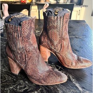 Freebird Janelle Snake Booties Size 9 🔥